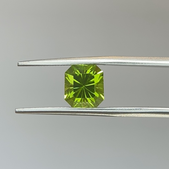 2.9ct Peridot P18