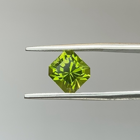 2.9ct Peridot P16