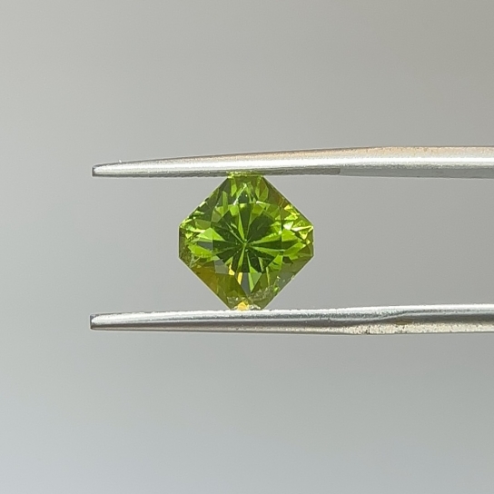 3.3ct Peridot P10