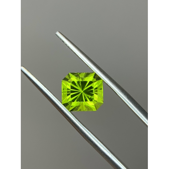 2.9ct Peridot P18